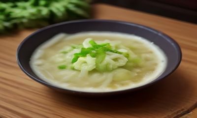 骚麦技术编辑王晨正在对着双屏电脑处理内容数据，桌上摆着咖啡和笔记本，他神情投入，屏幕上显示着搜索词分析报告